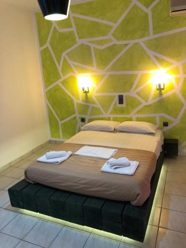 een slaapkamer met een bed met twee handdoeken erop bij Corfu Villa Mariù by Canal Damour Sidari in Melíssia