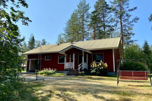 ein rotes Haus mit einem Basketballkorb davor in der Unterkunft Lepikko - Helppoa majoitusta, Easy accommodation in Alajärvi