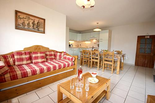 un salon avec un canapé et une table dans l'établissement Appartement spacieux à Châtel 120 m² avec terrasse privée, à Châtel