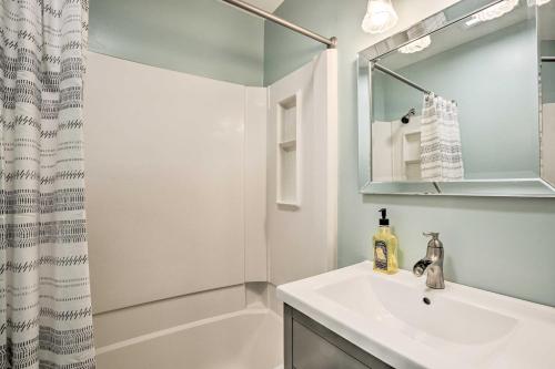 La salle de bains est pourvue d'un lavabo et d'une douche. dans l'établissement Idyllic Getaway with Deck about 4 Mi to Dtwn Athens, à Athens