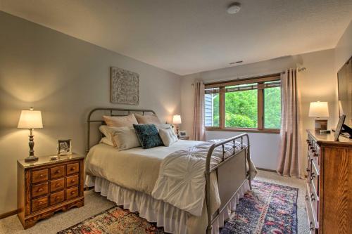 Un pat sau paturi într-o cameră la Lovely Townhome with Loft, 4 Mi to Lake Galena!