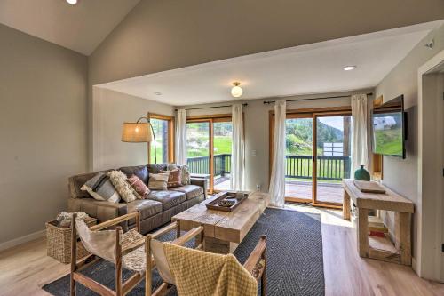 Un lugar para sentarse en Evergreen Mountain Duplex with Trail Access!