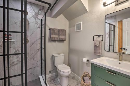 Un baño de Evergreen Mountain Duplex with Trail Access!
