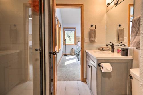 Un baño de Evergreen Mountain Duplex with Trail Access!