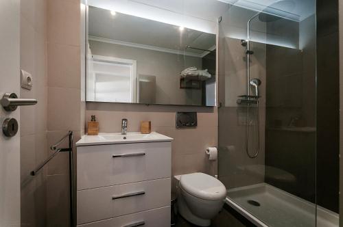Vannas istaba naktsmītnē Amazing Apartment in Costa da Caparica