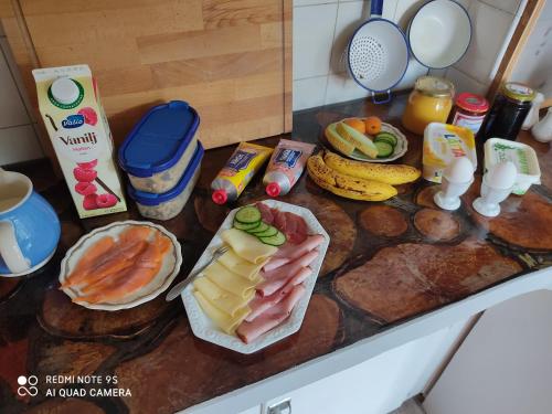 Makanan di atau berdekatan apartmen