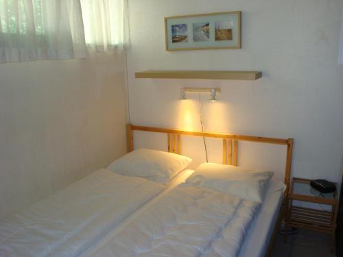 2 aparte bedden in een kamer met een lamp bij Gardameer-Tignale-Hasewinkel in Tignale