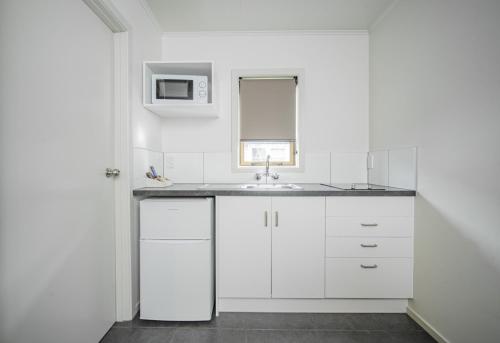 A kitchen or kitchenette at Welcome Inn Motel Levin