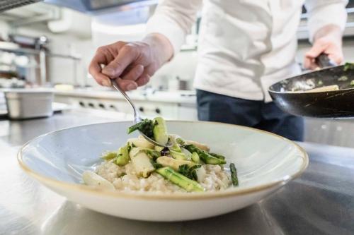 ホテルの敷地内または近くでの食事または食べ物