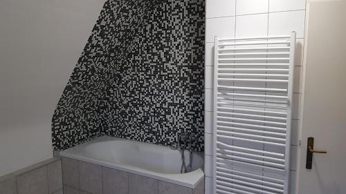 een bad met een douchegordijn in de badkamer bij Monteurzimmer mit Gemeinschaftsbad in Brebach in Saarbrücken