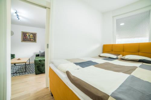 1 dormitorio con 1 cama grande en una habitación en Liberty Apartments en Tuzla