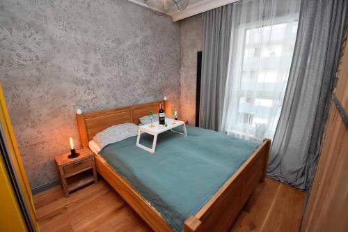 1 dormitorio con 1 cama con mesa y ventana en Apartament Blue Bastion Wałowa 23c z klimatyzacją i miejscem parkingowym w podziemnym parkingu, en Gdansk