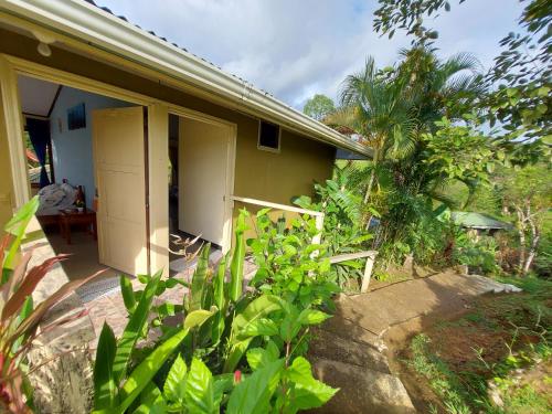 Ein Garten an der Unterkunft Casita Génesis - Bahia Drake Bay