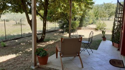 a patio with a table and a chair and a table at B&B Il Pizzagiallo in Massa Martana