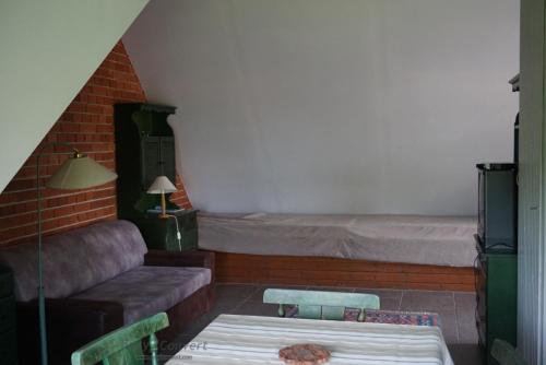 een woonkamer met een bank en een tafel bij Tihany Apartment Lake View in Tihany