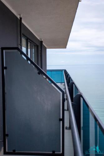 O vedere generală la mare sau o vedere la mare
luată din acest apartament