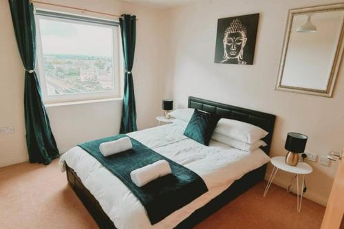 Tempat tidur dalam kamar di ⭑ Staywelcome- Stylish Apartment Near Heathrow, Skyline Views ⭑