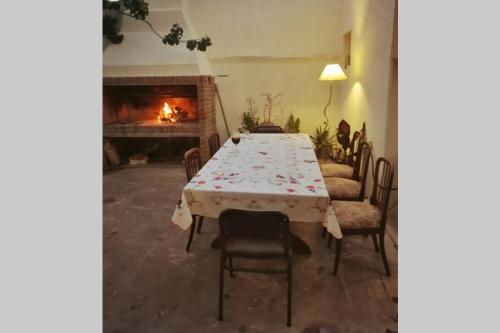 uma sala de jantar com uma mesa e uma lareira em CASONA DE LORETO - alquiler temporario- em Azul