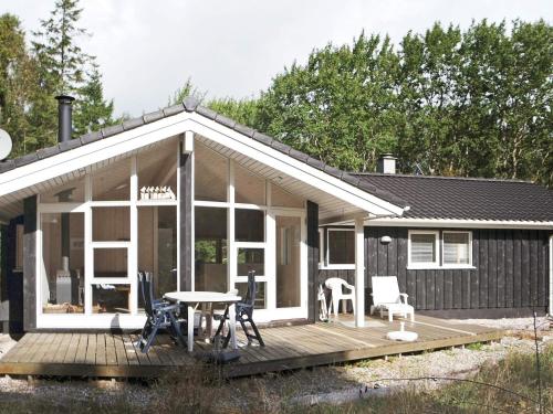Oddeにある6 person holiday home in Hadsundの小さな家(デッキ、テーブル付)