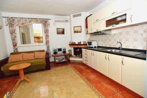 Kuchyň nebo kuchyňský kout v ubytování Apartment SM
