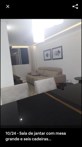 sala de estar con sofá y mesa en Alugo apartamento perto de Porto de Galinhas en Ipojuca