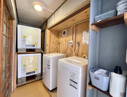 eine Waschküche mit Waschmaschine und Trockner in der Unterkunft 島宿Nest in Onomichi