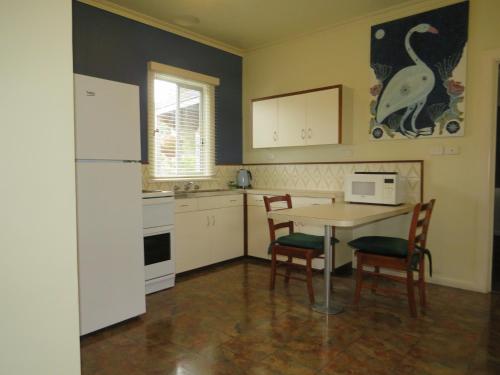 Gallery image of Lakes Entrance Waterfront Cottages with King Beds in Lakes Entrance