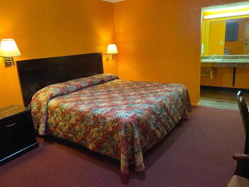 Una habitación de hotel con una cama en una habitación en Pratt Budget Inn en Pratt