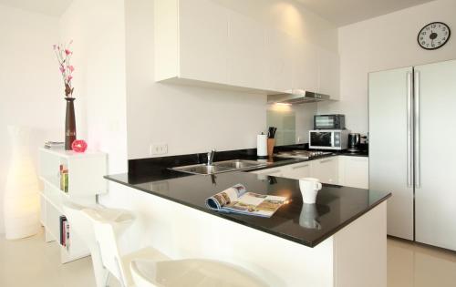 Η κουζίνα ή μικρή κουζίνα στο The Park Surin Serviced Apartments by RESAVA