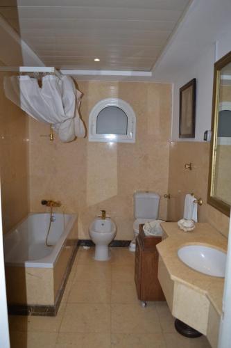 a bathroom with a tub and a toilet and a sink at قصر 2 in Sharm El Sheikh