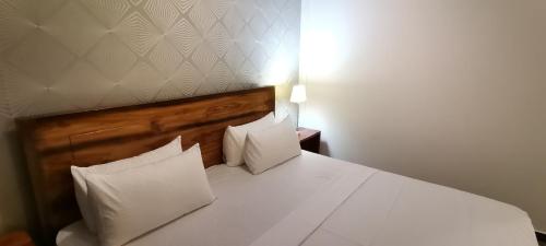 Postel nebo postele na pokoji v ubytování Endlessblue Resort Kalametiya