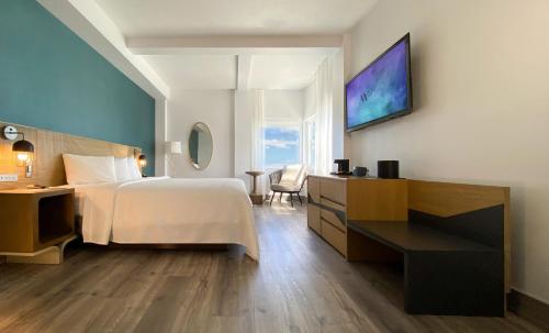 En eller flere senge i et værelse på Marseilles Beachfront Hotel
