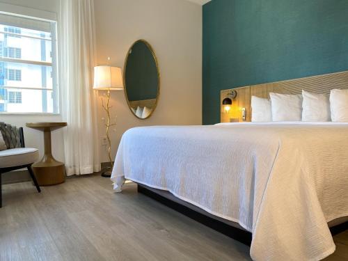 En eller flere senge i et værelse på Marseilles Beachfront Hotel