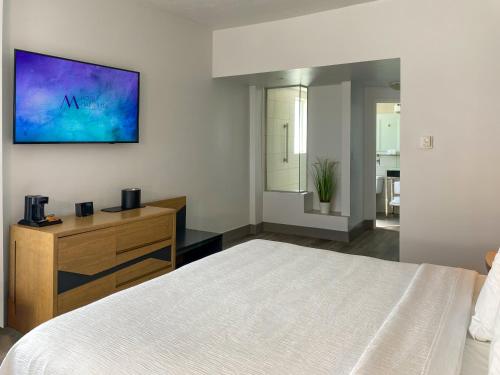 En eller flere senge i et værelse på Marseilles Beachfront Hotel