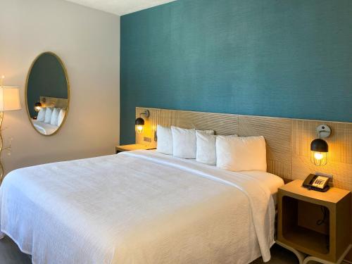 En eller flere senge i et værelse på Marseilles Beachfront Hotel
