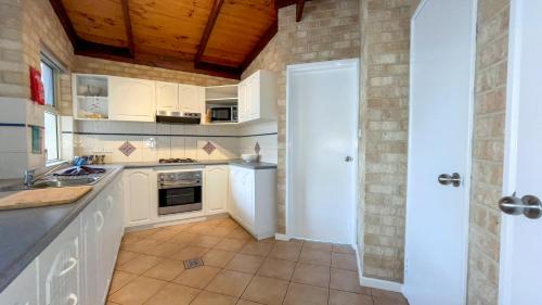 Η κουζίνα ή μικρή κουζίνα στο Esperance Foreshore Apartments