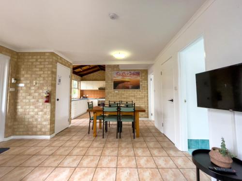 Η κουζίνα ή μικρή κουζίνα στο Esperance Foreshore Apartments