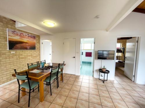 Η κουζίνα ή μικρή κουζίνα στο Esperance Foreshore Apartments