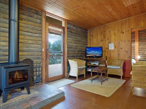 TV a/nebo společenská místnost v ubytování 98 Ocean Parade Rustic Log Cabin