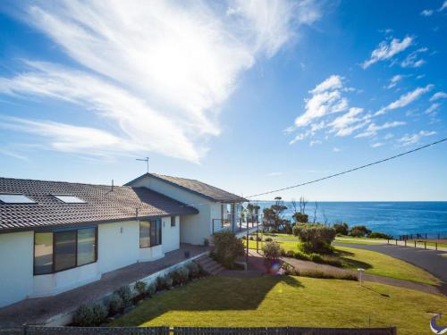 una casa con vista al mar en 106 Ocean Parade Dalmeny, en Dalmeny