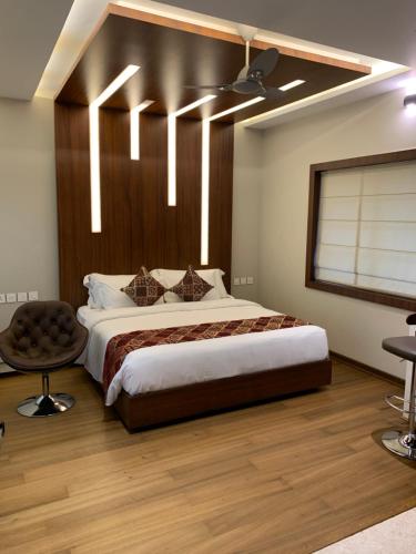 Mukkam的住宿－Square Villa Residency Luxury 1 Bed Room Villa with Private Pool，一间卧室配有一张大床和吊扇
