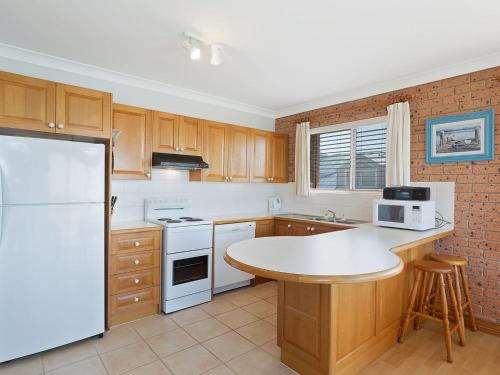 
A kitchen or kitchenette at Grand Pacific I Unit 3
