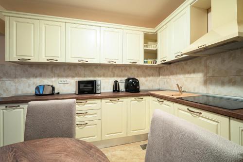 Η κουζίνα ή μικρή κουζίνα στο Apartament Hotel H