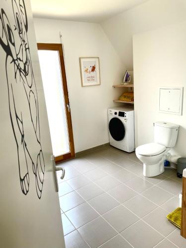 La salle de bains est pourvue de toilettes et d'un four micro-ondes. dans l'établissement Bel appartement « The Lion King » proche Disney, à Montévrain