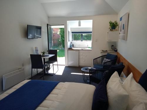 TV a/nebo společenská místnost v ubytování Four Peaks Motel