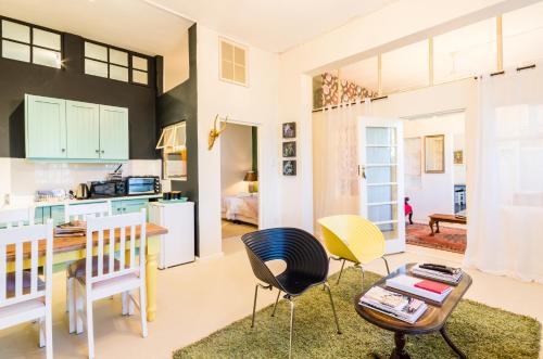 Η κουζίνα ή μικρή κουζίνα στο Skyview Manor