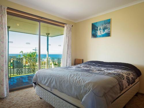 una camera con letto e vista sull'oceano di Grandview House Ocean Views a Kianga