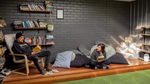 ウールグールガにあるWoopi Backpackersのソファに座る男女