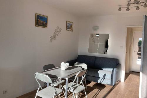 un salon avec une table et un canapé dans l'établissement Escapade au port, à Hyères