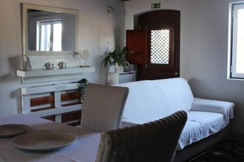 Zimmer mit einem Bett und einem Tisch mit Stühlen in der Unterkunft A Casa da Foz Moradia com vista mar in Sesimbra